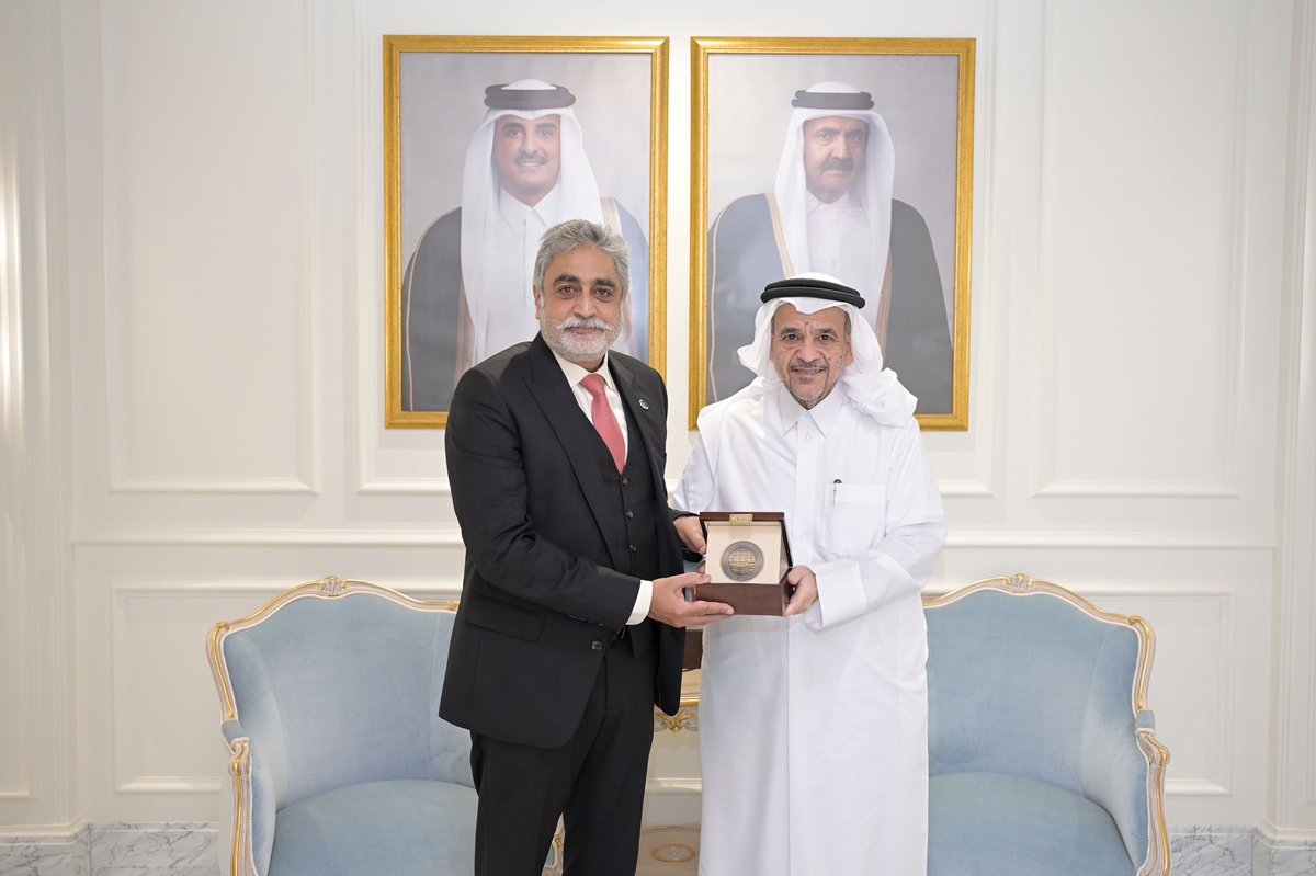 سعدتُ بلقاء سعادة السيد محمد عامر، سفير جمهورية باكستان الإسلامية لدى دولة قطر، خلال زيارته لـ #جامعة_قطر ، حيث بحثنا فرص التعاون الأكاديمي والبحثي بين البلدين.