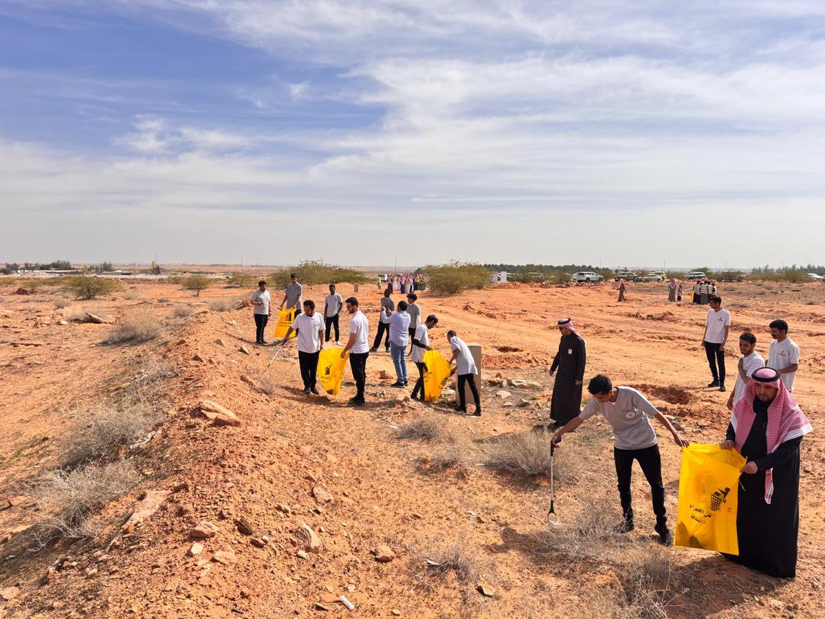 QQ_women's tweet photo. بالتعاون مع المركز الوطني لتنمية الغطاء النباتي ومكافحة التصحر وبمشاركة اللجنة النسائية التنموية و #تعليم_رياض_الخبراء وكلية محمد الخضير التقنية ضمن حملة #لنترك_اثر وذلك من خلال تنظيف متنزه الغابة بمحافظة رياض الخبراء . https://t.co/OjZ0LppyeI