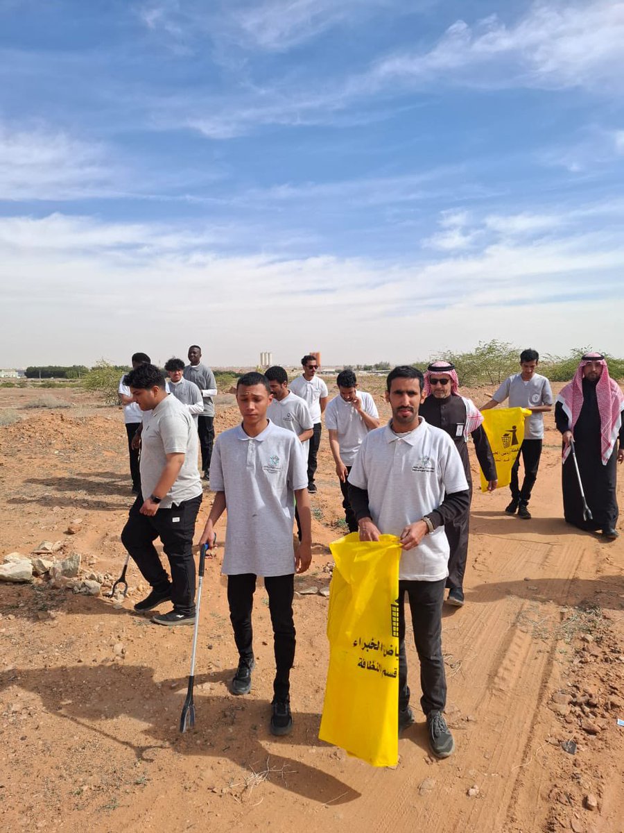 QQ_women's tweet photo. بالتعاون مع المركز الوطني لتنمية الغطاء النباتي ومكافحة التصحر وبمشاركة اللجنة النسائية التنموية و #تعليم_رياض_الخبراء وكلية محمد الخضير التقنية ضمن حملة #لنترك_اثر وذلك من خلال تنظيف متنزه الغابة بمحافظة رياض الخبراء . https://t.co/OjZ0LppyeI