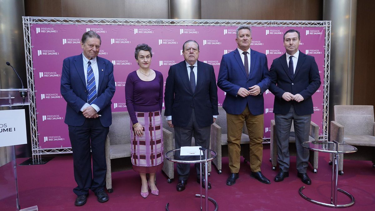 PremiosReiJaume's tweet photo. Empezamos la jornada "Economía azul y transporte marítimo"  
@AutPortValencia @transportesgob 
@BoludaCM @vmartinezmus @GVAMediAmbient
#ANAVE @transportesgob @UA_Universidad @Geografia_UAB @diariodelpuerto  @FValenciaport
@ime_es @garat_javier @ClusterMaritimo https://t.co/iIxT66xmbH