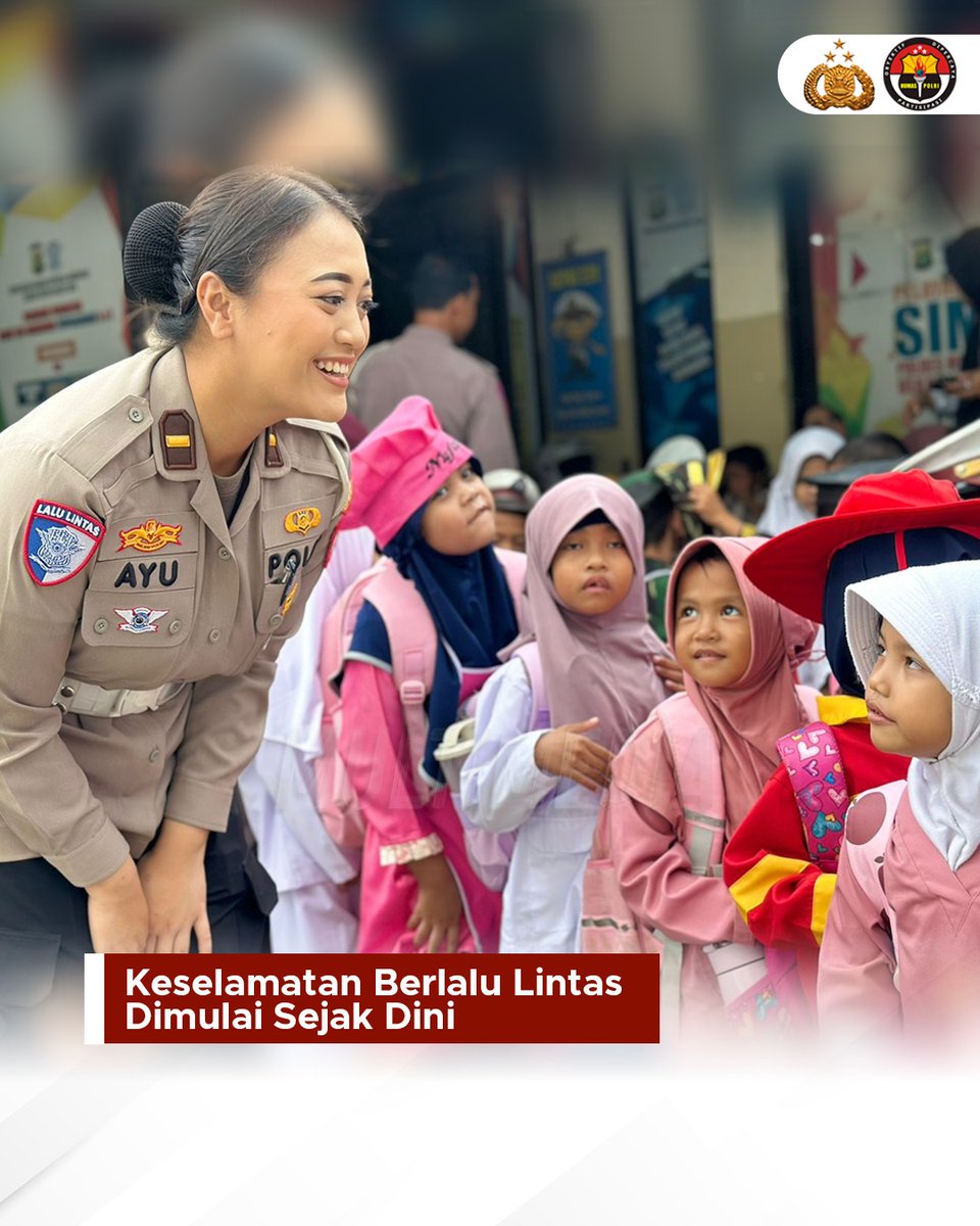Melalui program Polisi Sahabat Anak, personel Polri memberikan edukasi tentang pentingnya tertib berlalu lintas serta pengenalan tugas Kepolisian  #TeladanDalamMelayani dengan berkomitmen Inspiratif Jalankan Pengabdian dan profesional.