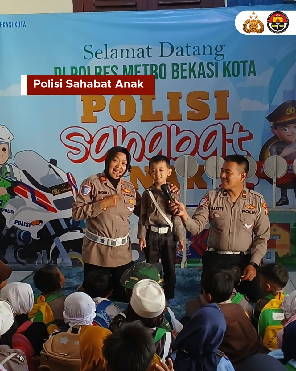 Melalui program Polisi Sahabat Anak, personel Polri memberikan edukasi tentang pentingnya tertib berlalu lintas serta pengenalan tugas Kepolisian kepada anak-anak yang berada di Kota Bekasi #TeladanDalamMelayani dengan berkomitmen Inspiratif Jalankan Pengabdian dan profesional.