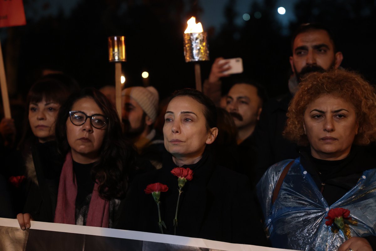 TulayHatim's tweet photo. Depremin 2. yılında Hatay’da yitirdiğimiz canlarımızı andık. Binlerce kişi tek yürek olduk; acımızı ve öfkemizi paylaştık.

2 yıldır ne yitirdiğimiz canlarımızı unuttuk ne de bizleri ölüme terk edenleri!

Unutmak yok, affetmek yok, helalleşmek yok!
#6subat2023 https://t.co/i0TufqhSpl