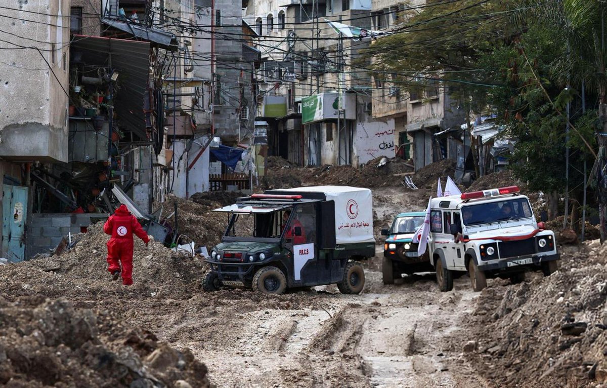 PalestineRCS's tweet image. 🚨Our teams continue to provide relief support to the families in #Tulkarm camp, despite the ongoing siege by the occupation for the tenth consecutive day, amid systematic destruction of infrastructure, including roads and streets. We are making every effort to provide food,