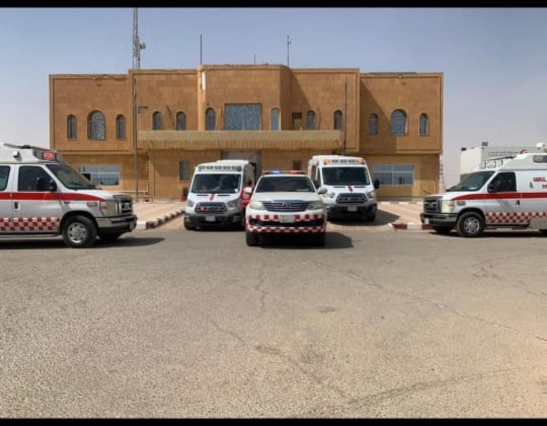 jasseralsagri's tweet photo. حذر من عاصفة ترابية..

الهلال الأحمر بالحدود الشمالية يعلن الجاهزية للتقلبات الجوية* 

أكدت هيئة الهلال الأحمر السعودي في منطقة الحدود الشمالية ، جاهزيتها  لمواجهة موجة " أتربة مثارة وعواصف ترابية " تشهدها المنطقة اليوم الخميس ، داعية المواطنين والمقيمين إلى أخذ الحيطة والحذر من هذه الموجة التي تجتاح المنطقة ومحافظاتها، وتحد من مدى الرؤية لقائدي السيارات قد تتسبب بوقوع حوادث - لا قدر الله -، وكذلك أزمات تنفسية للمرضى الذين يعانون من مشاكل تنفسية.
ودعا مدير عام فرع الهيئة بالمنطقة الأستاذ مساعد غالي العنزي ، عموم المواطنين والمقيمين لمحاولة الإبتعاد عن الأماكن المفتوحة و الخطرة، وكذلك عدم الخروج من المنزل ما أمكن لحين انجلاء العاصفة الترابية ، سائلاً المولى عز وجل  السلامة للجميع .
وبين العنزي أن هيئة الهلال الأحمر بمنطقة الحدود الشمالية كثفت جهودها
 للتماشي مع موجة العواصف الترابية  على المنطقة اليوم الخميس ، حيث وضعت الفرق الميدانية على أهبة الأستعداد لمواجهة الحوادث - لا قدر الله - في مثل هذه الظروف، إضافة إلى الأزمات التنفسية ، وتكثيف القيادة الميدانية والطواقم الطبية الإسعافية من فنيين وأخصائيين وجاهزيتها لأي طارئ - لا قدر الله - .