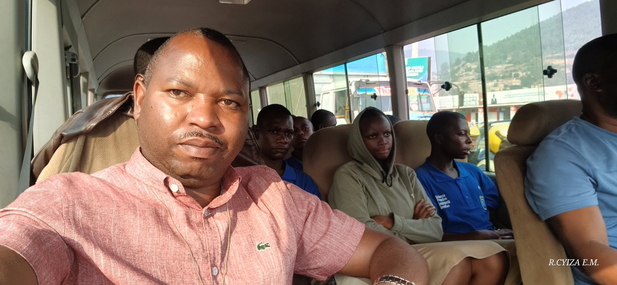 Fr_Ramon_K_TVET's tweet image. Hamwe n'abanyeshuri bacu 38 bo mu Ishami rya #BuildingConstruction, Urwego (Level) rwa 5, mu nzira tujya i @NyagatareDistr gusura uruganda rukora amakaro #EastAfricanGraniteIndustries. Ingendoshuri zifasha abanyeshuri kumva neza ibyo biga, babifashijwemo n'uburambe bw'ababikora.