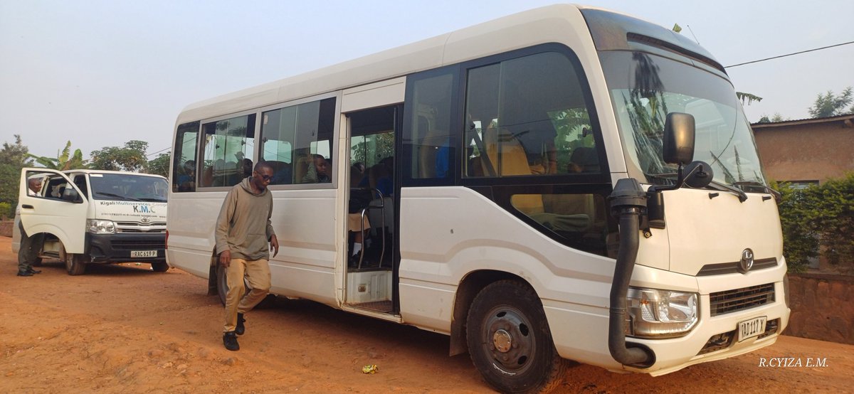 Fr_Ramon_K_TVET's tweet image. Hamwe n'abanyeshuri bacu 38 bo mu Ishami rya #BuildingConstruction, Urwego (Level) rwa 5, mu nzira tujya i @NyagatareDistr gusura uruganda rukora amakaro #EastAfricanGraniteIndustries. Ingendoshuri zifasha abanyeshuri kumva neza ibyo biga, babifashijwemo n'uburambe bw'ababikora.