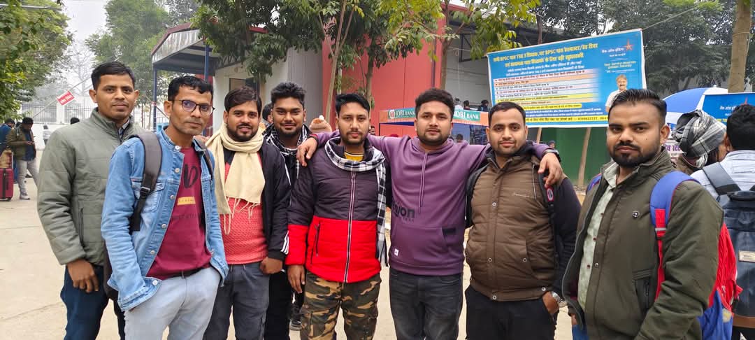 VishuYadav01's tweet photo. बिहार में तेजस्वी यादव के रहते जो BPSC TRE का exam हुआ पूरे देश ने देखा कि कितने कम समय में रिजल्ट जारी हुआ,ट्रेनिंग हुई और नियुक्ति भी मिली।

लेकिन उनके जाने के बाद नीतीश कुमार से लेकर डबल उपमुख्यमंत्री तक सोए पड़े हैं।

कहां गया जोश,कब कराओगे ज्वाइन??
#bpsc_tre3_joining_karwao https://t.co/mkysi39VhB
