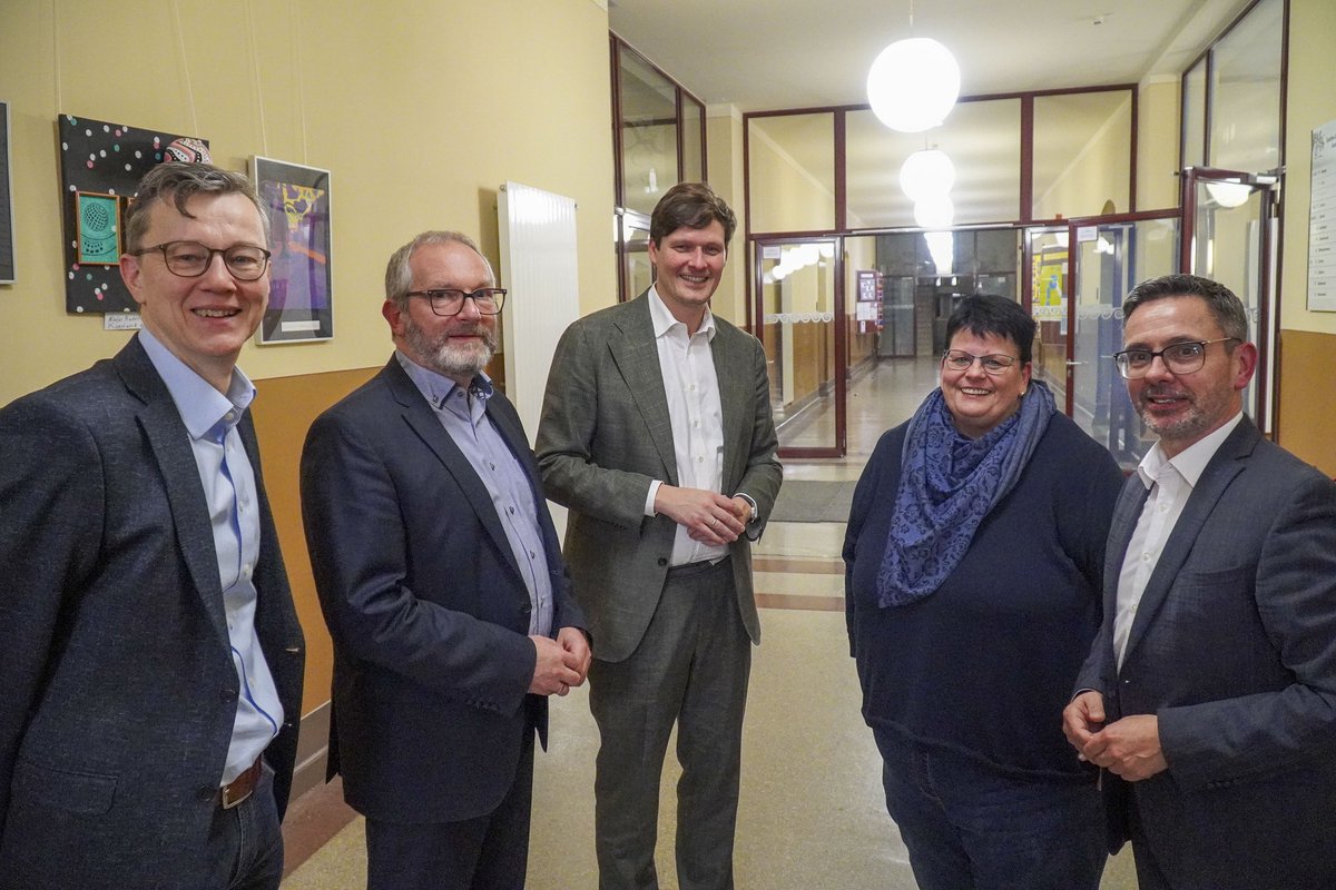 Sören Voigt (@soerenvoigt) on Twitter photo Die 💯Tage -💯 Schulen und Kitas Tour von <a href="/ConradClemens/">Conrad Clemens</a> geht im VOGTLAND weiter! Wir sprachen wir über Stundenausfall, sinnvollen Personaleinsatz, Entlastung der Erzieherinnen, Finanzierung der Betriebskosten, berufliche Bildung und digitale Unterstützung für Lehrkräfte. Die 💯Tage -💯 Schulen und Kitas Tour von <a href="/ConradClemens/">Conrad Clemens</a> geht im VOGTLAND weiter! Wir sprachen wir über Stundenausfall, sinnvollen Personaleinsatz, Entlastung der Erzieherinnen, Finanzierung der Betriebskosten, berufliche Bildung und digitale Unterstützung für Lehrkräfte.