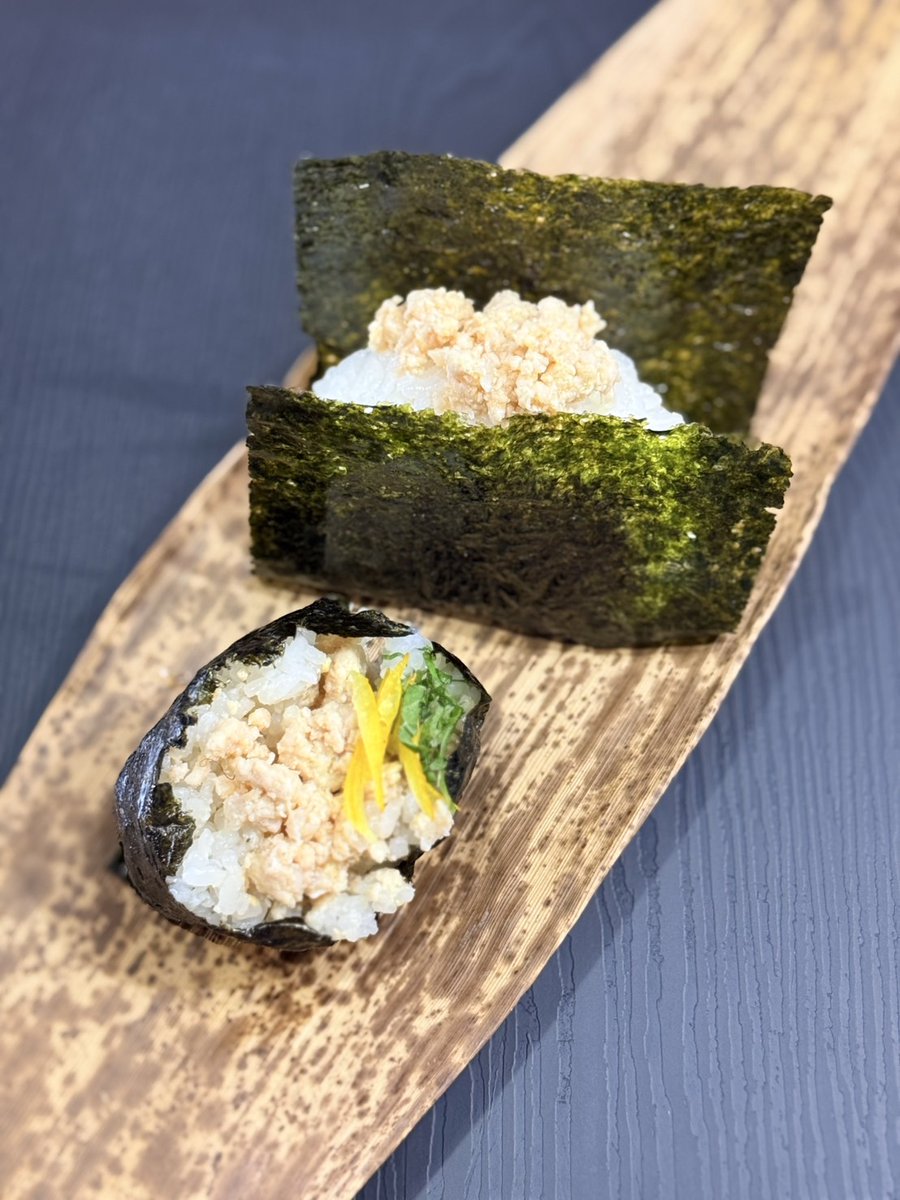 【おにぎりサミット2025で発表のおにぎり販売！】
「伊達鶏の肉みそおにぎり」を、2月8日(土)から2月16日(日)まで、道の駅伊達の郷りょうぜんで販売します(1個250円)。伊達市の香りと味が感じられるおにぎりをぜひご賞味ください。数量に限りがありますのでお早めにお買い求めください。
(商工観光課)