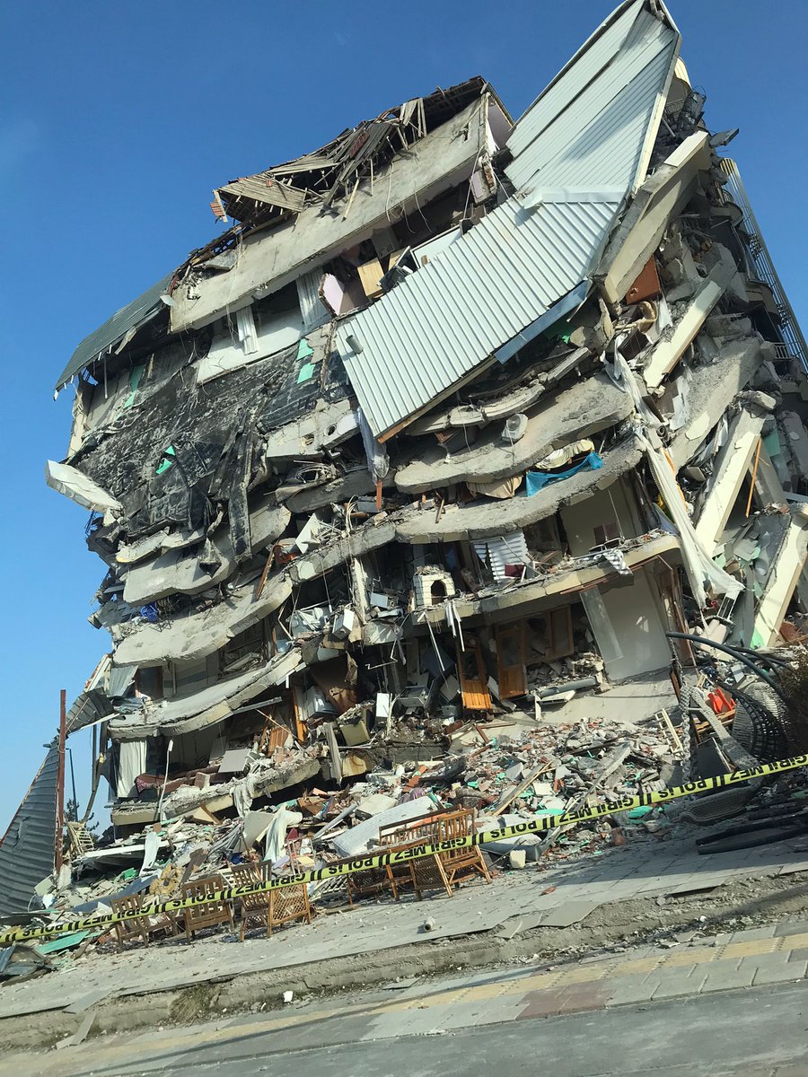 ErtekinLutfi's tweet photo. Şakaklarına kar yağıyor bilesin ey Acı
Gül açan yüzlerimizde
Göğeriyor rengin senin de

Biz seni
Tâ eskilerden tanırız
Hani göğüslerimize taş olur inerdin
Avuçlarımızda Hira Dağı'ydın
Al atların tan yerine ayarlanmış yelelerinde
Akdeniz rüzgarlarına karışan sendin https://t.co/BfAtNtu4Te
