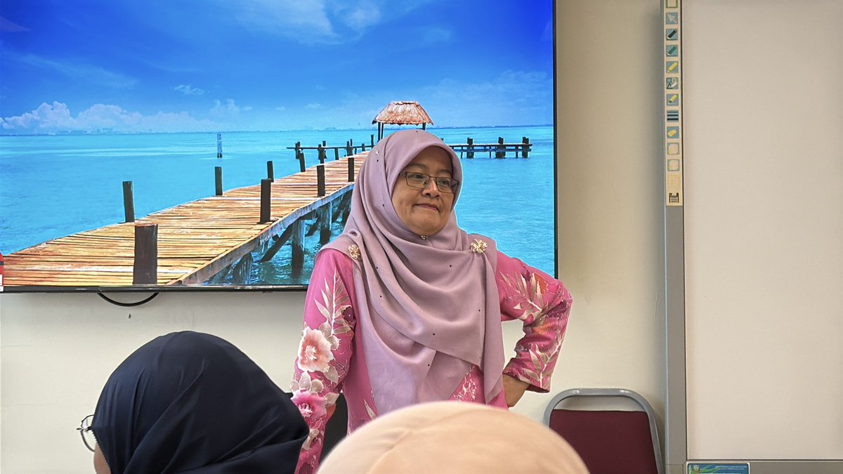 aisyatulis's tweet photo. Tak dinafikan, kelas dengan Puan Mimma takkan pernah bosan. Akan ada ja perkara baharu yang kami akan belajar. Jadi, apa yang perkara baharu dipelajari saya? Haa, harini baru saya dapat tahu yang sebagai penjawat awam kita tak boleh suka-suka tau pergi ke luar negara. Next.. https://t.co/KHubfH07uT