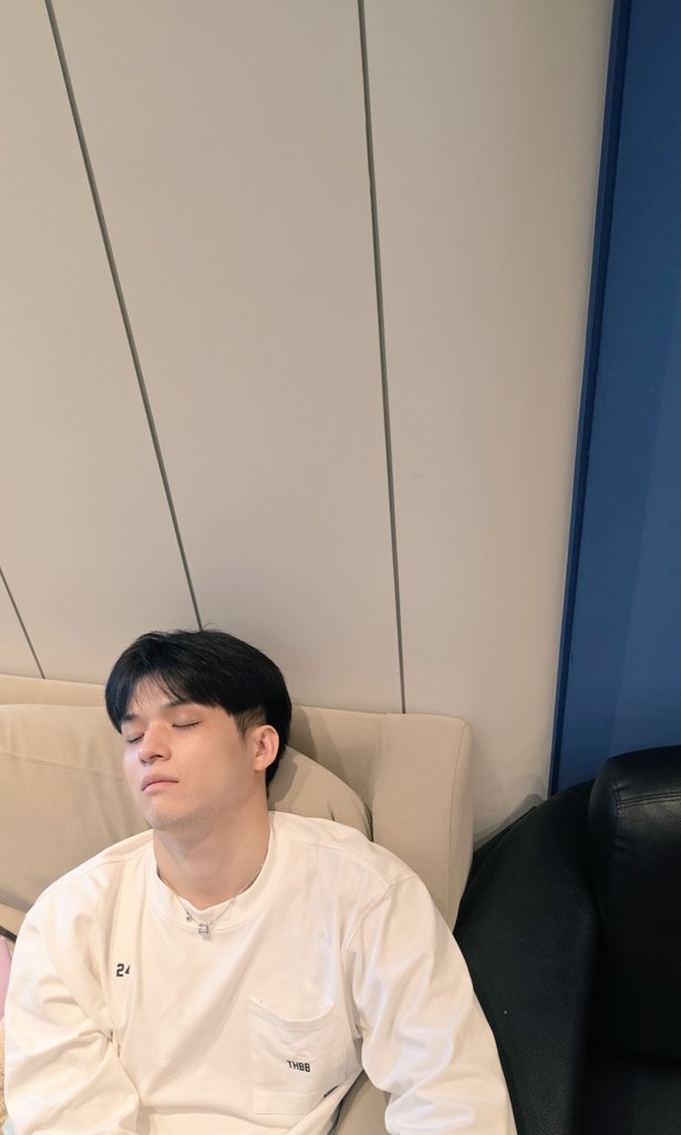 Hirunkit_'s tweet photo. @winmetawin @skywongraveee @winmetawin อยู่ดีครับคุณเมธาวิน @skywongraveee อย่าหลับมาซ้อมมมม😡 https://t.co/6gEpBklwgR