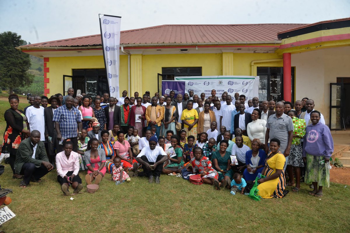UCC_Official's tweet image. Following a study on access and usage of #ICTs in 🇺🇬, the Commission under the #UCUSAF programme embarked on a #digital #skilling project for smallholder farmers in #unserved &amp;amp; #underserved communities.
The initiative aims to impart skills on farmers that will enable them to