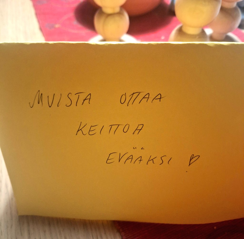 On ihanaa kun on sellainen vaimo kuin <a href="/ASirkia/">Anna Sirkiä</a>, joka ottaa huomioon kaikilla tasoilla että hänen miehensä on nepsy.

Siitä en sitten tiedä miten ihanaa on, että tämän valokuvan otettuani ja kylttiä ihasteltuani lähdin töihin unohtaen sen hirvikeiton jääkaappiin. 😅🤣