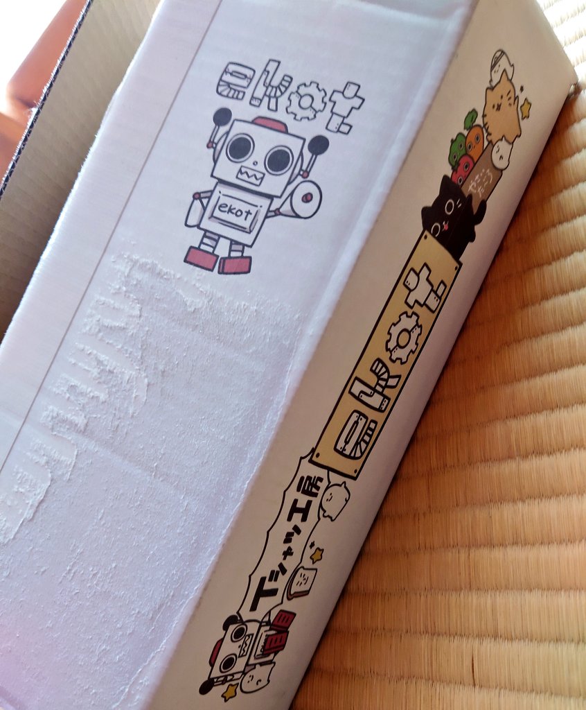 ekot @ekot_ROBOT さんで買ったパーカーが届いた〜前にTシャツ買った時こんな可愛い箱で届いたっけ!?ダン箱も可愛いし1ヶ月保証のカードも可愛い。そして何よりパーカーのクオリティ!クリーム色のパーカーにブラウンの色味でプリントされてて可愛すぎる。常にどこかしら悪いけど(笑) 