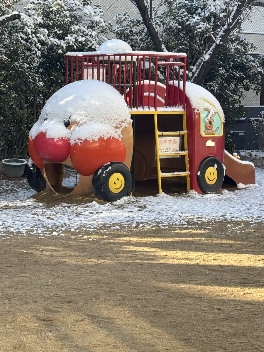0220saorin's tweet photo. さむい、、
アンパンマンも寒そう、、
広島にも雪が！！
皆様お気をつけてーー！！ https://t.co/ofvePnicoH