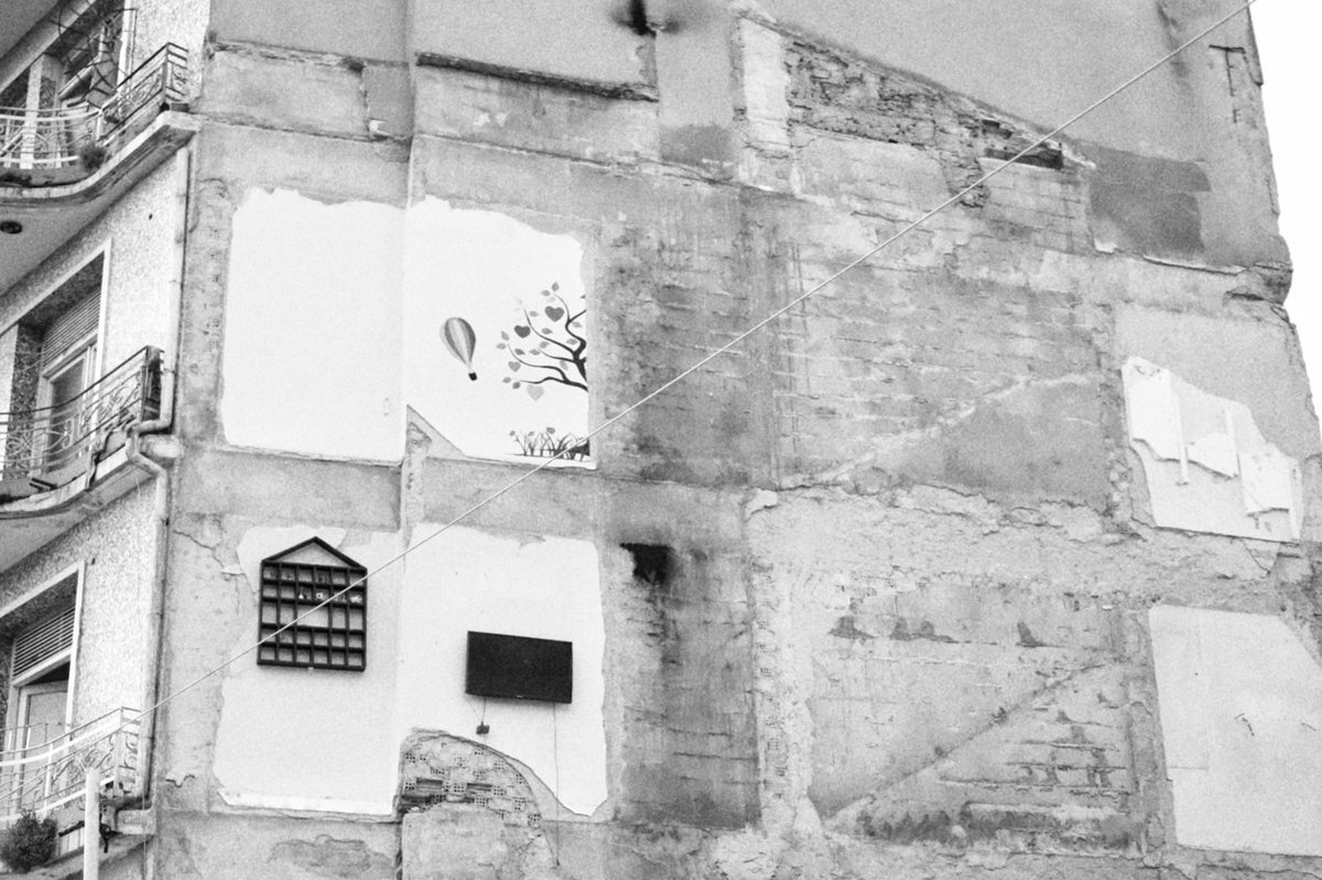 6 Şubat 2023 tarihinde meydana gelen 11 ili etkileyen ve bütün Türkiye’yi derinden sarsan depremlerin yıl dönümünde kayıpları rahmetle anıyoruz. Kalbimiz, kayıplarının yükü ile hala iyileşmeye çalışan insanlar ile.🪽✨#6subat2023