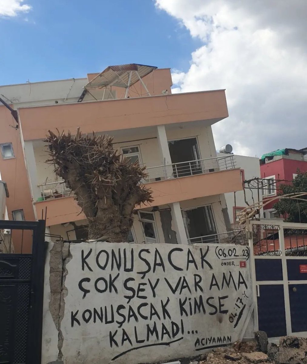 Konuşacak çok şey var ama konuşacak kimse kalmadı.

Unutmadık; Beni bırakın önce eşimi çıkarın diyen beyefendiyi, cebinde bisküvilerle evlatlarının kurtarılmasını bekleyen babayı, imar affı çıkartanları, çadır satanları, yardımları yağmalayanları, hiç ama hiçbir şeyi unutmadık.