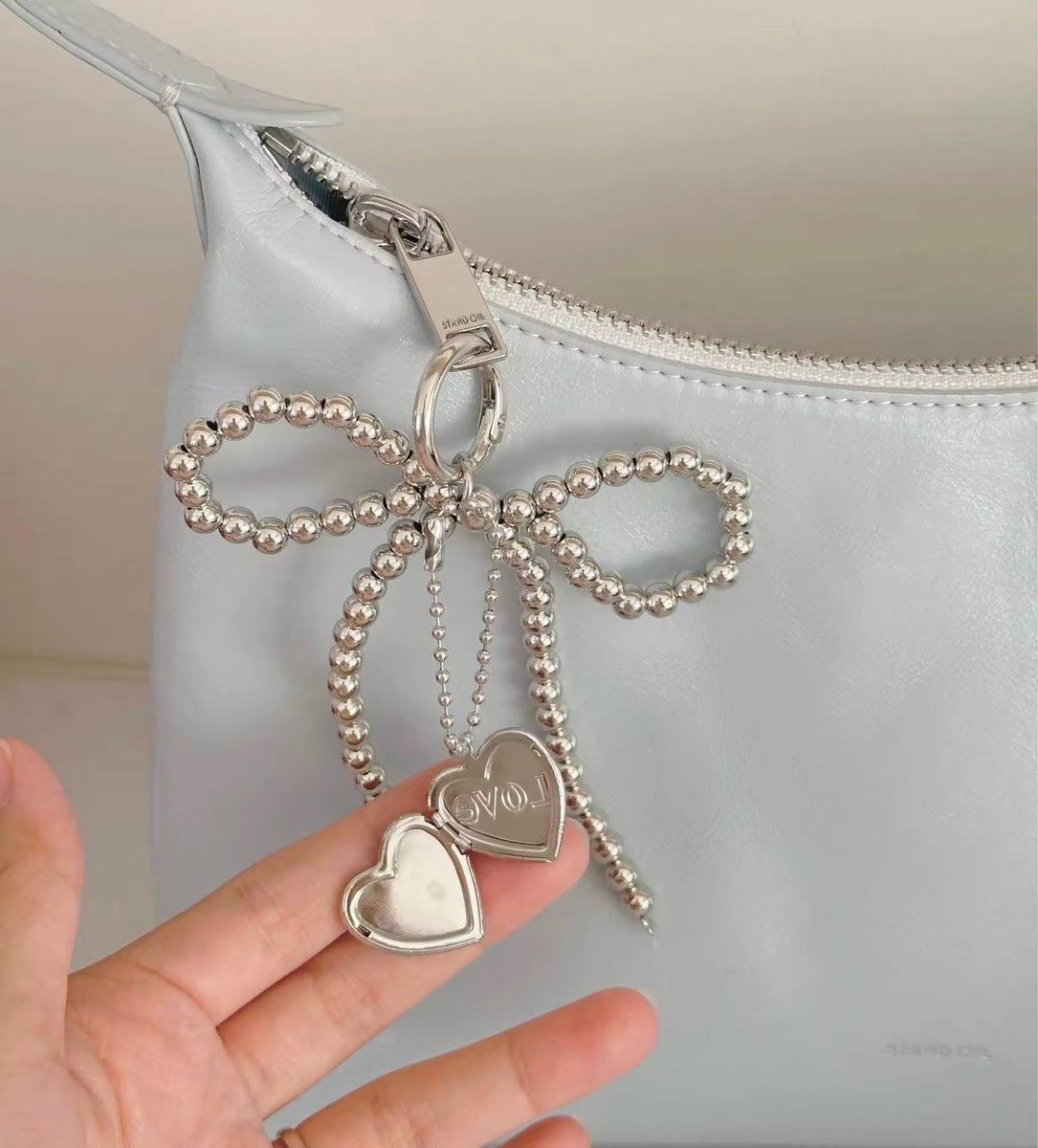 cherishtlt's tweet photo. พวงกุญแจโบว์ &amp; locket หัวใจ สลัก Love ใส่รูปได้2ด้านเลย 🤍🎀🗝️
https://t.co/82CbnVxEhi
https://t.co/nF03p7lw1i https://t.co/uAYyiJh1DG
