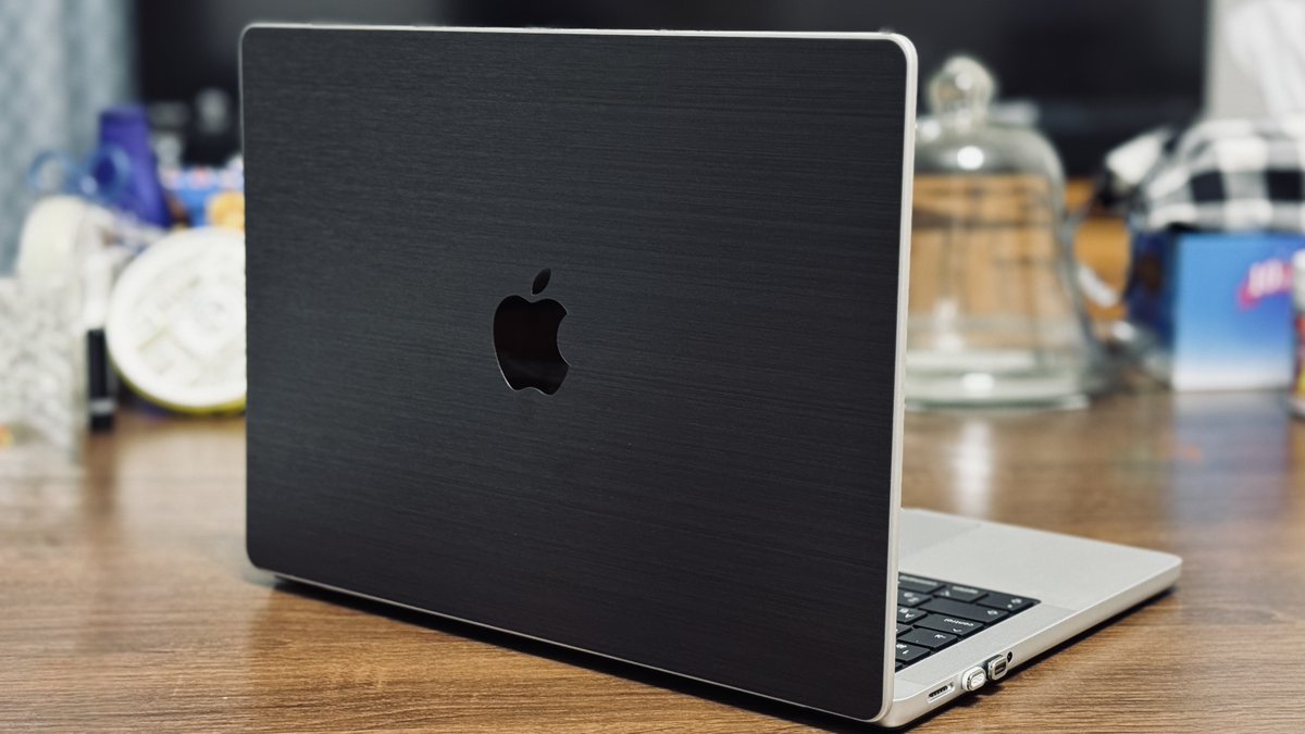 jimmy_gadget's tweet photo. \\ MacBookをイメチェン&保護🛡️ //
記事はリプ👇️
wraplusのスキンシールでMacBookをブラックメタル調に✨️
貼り付けは若干難しかったけどコツを掴んだら上手くいった!
ちょっと高いけどおすすめ!
#macbook
#wraplus
#ブログ https://t.co/B3tqVM6SXa