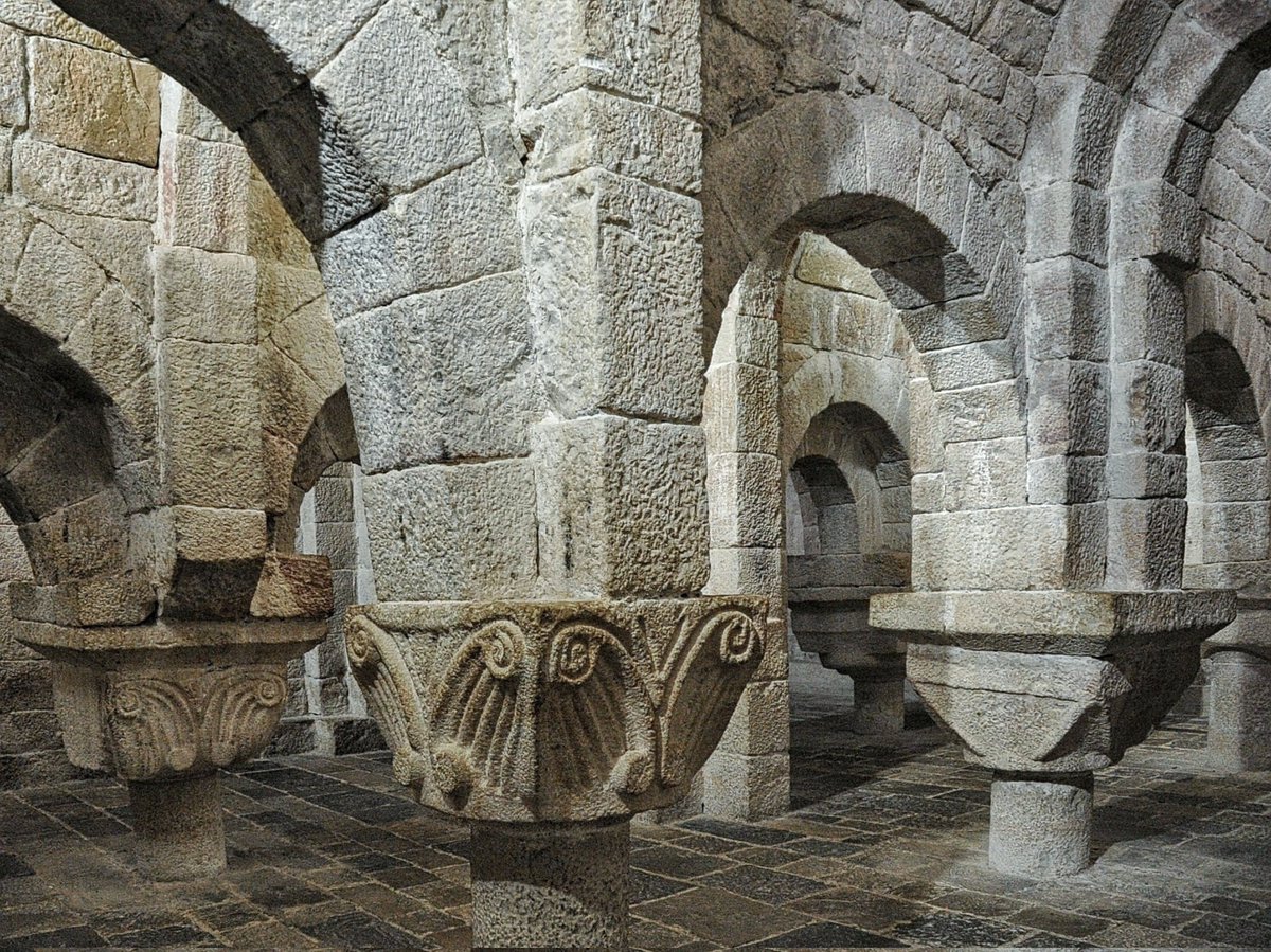 RomanicoEspana's tweet photo. El románico dando sus primeros pasos poco después del año mil en el Monasterio de San Salvador de Leyre, panteón real y corazón espiritual de Reino de Pamplona
#BuenosDias #FelizJueves https://t.co/ZmZ7wqEWTo