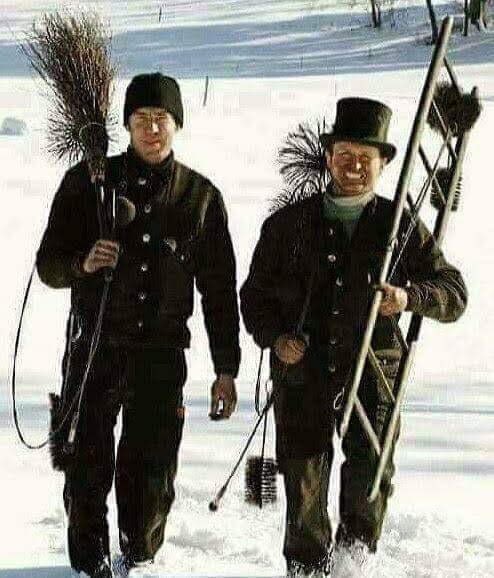 Schornsteinfeger sollen angeblich Glück bringen. 
Mal sehen, ob es funktioniert. 🍀🐞

Guten Morgen.👋