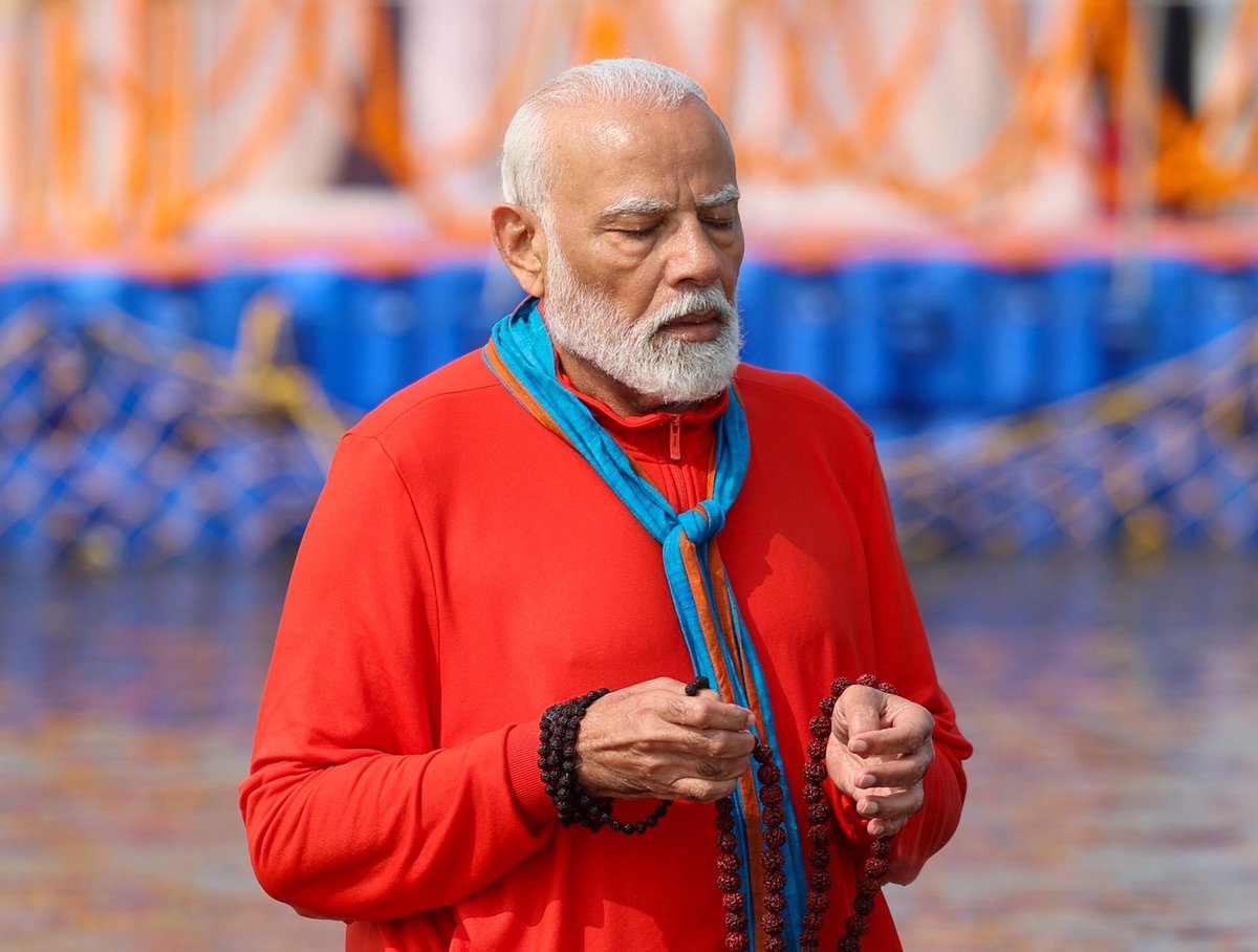 अमेरिका जंजीरों में बांध कर कोलंबिया के अवैध प्रवासियों को अपने वायु सेना के जहाज हरक्यूलिस में भरकर पार्सल की तरह कोलंबिया भेज रहा था.

कोलंबिया के राष्ट्रपति Gustavo Petro ने विरोध किया. कहा हम अमेरिका के जहाज को अपनी धरती पर उतरने नही देंगे. उन्होंने अपना यात्री जहाज अमेरिका