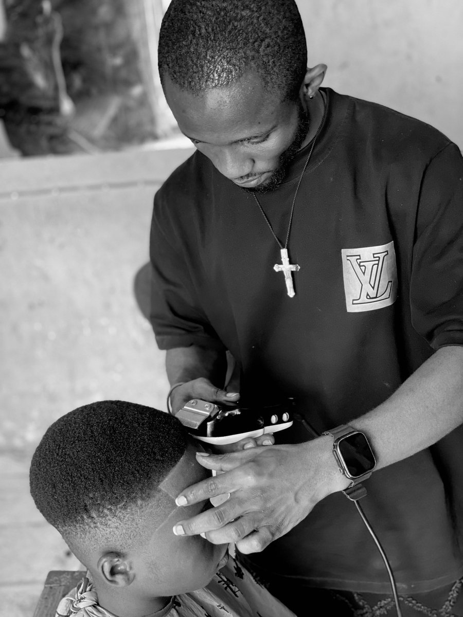 redheadwinte's tweet photo. @SAMKLEF I’m a barber sir 
I need a barbing shop please 🙏 https://t.co/1crFzwcIkK
