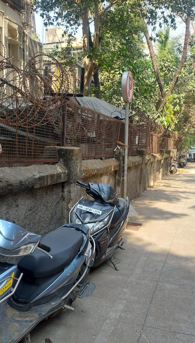ALM107Bandra's tweet photo. Seriously?  MH 47 AV 1114 is parked right under a NO Parking sign! @MTPHereToHelp @mybmcWardHW  And here's the kicker – the number on the back plate is missing a digit. Seems like someone's trying to dodge trouble or mislead. 🙄 #ParkingFails #NoParking https://t.co/h5SQ4Ce6ru