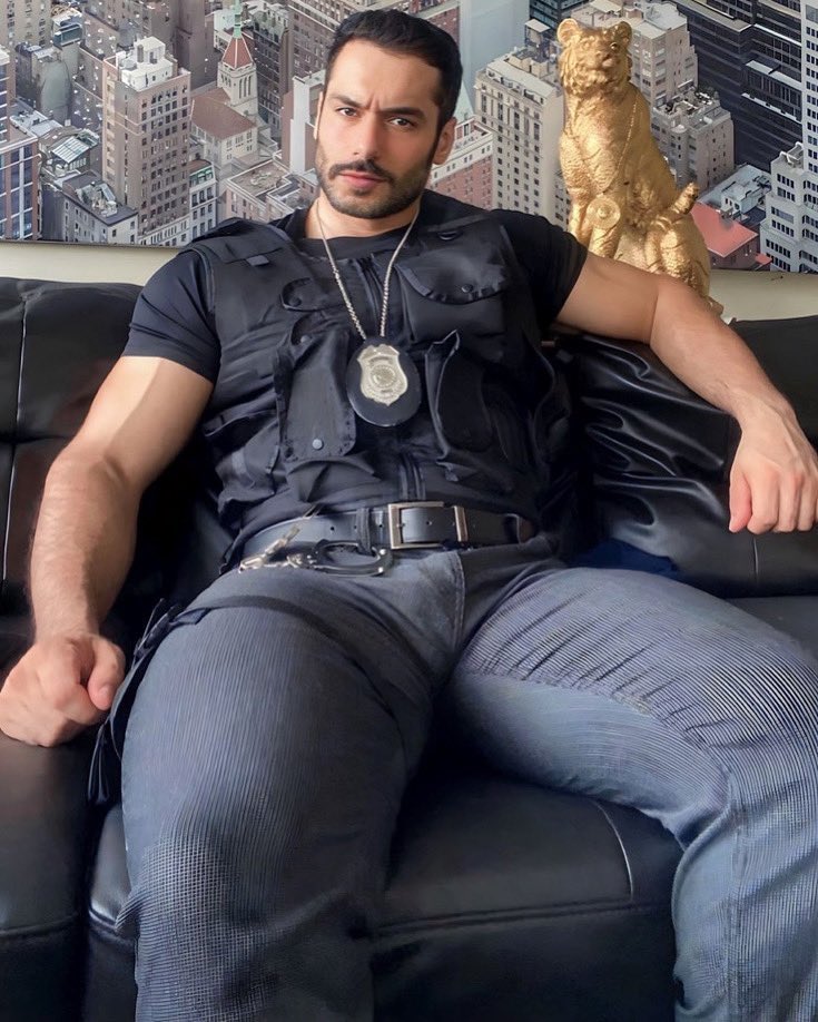 POLIXEM's tweet image. 𝐘𝐎𝐔𝐑 𝐏𝐎𝐋𝐈𝐂𝐄 𝐌𝐀𝐍 ⸻
𝗛𝗮𝗻𝘀𝗲𝗹 𝗡. 𝟯𝟰 𝗬𝗿𝘀. 𝗖𝗮𝗹𝗶𝗳𝗼𝗿𝗻𝗶𝗮 &amp;amp; 𝗡𝗬𝗖
                              ϟ