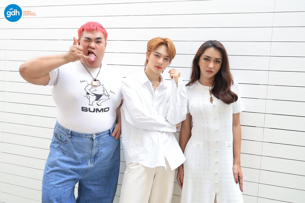 gdh559's tweet image. GDH ถือฤกษ์ดี บวงสรวงภาพยนตร์คอมเมดี้ 'BEAUTY AND THE BEAT' (Working Title) 
รวมดาราตัวมัมสายฮา

GDH จัดพิธีบวงสรวงพร้อมเปิดตัวภาพยนตร์คอมเมดี้เรื่องใหม่ 'BEAUTY AND THE BEAT' (Working Title) ผลงานกำกับโดย เติ้ล กิตติภัค ทองอ่วม ที่รวมดาราตัวแม่ตัวมัมสายฮา สายดีว่า ดีเวอร์…