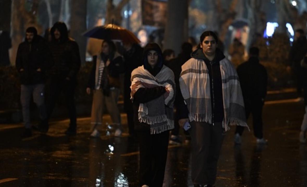 Hatay'da, 6 Şubat depremlerinde hayatını kaybedenler 04.17'de anıldı…

#6Şubat2023