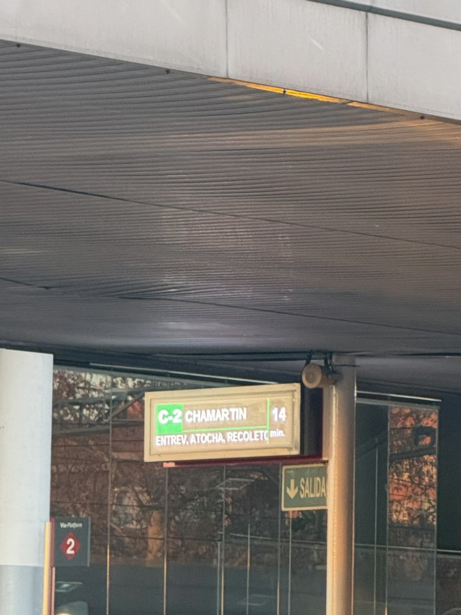 laura23a's tweet photo. @CercaniasMadrid me pueden explicar donde están los trenes de las 8:27 y el de las 8:35? Porque he llegado a las 8:25 a la estación de El Pozo y me encuentro que faltan 14 minutos, es decir, el siguiente tren no pasa hasta las 8:41. Es normal jugar así con el tiempo de la gente?? https://t.co/FYX3ZgUtLP