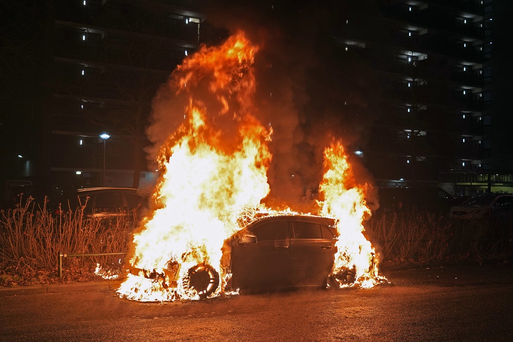 Brandstichting: Auto volledig uitgebrand