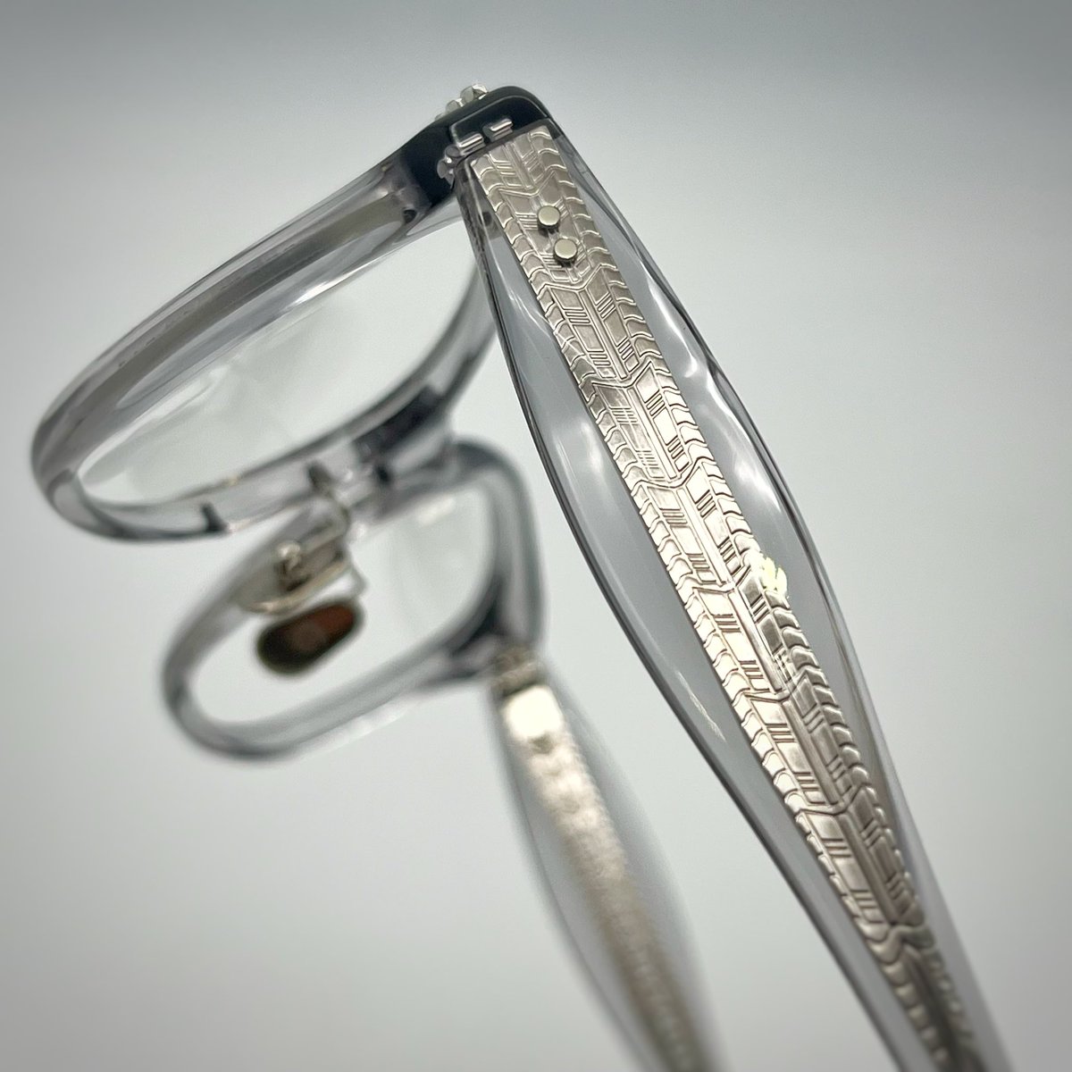 eaudevie_osaka's tweet photo. #GROOVERSPECTACLES
"RANGER"
BLACK、GRAY、CLEAR
HANDMADE IN JAPAN
¥39.600
GROOVERの真骨頂であるハンドカッティングが全体的に控えめでちょっと物足りないなぁ〜と思ってたら極太テンプルと3本の羽飾りで結果的に丁度良いバランスに仕上がってます♪ https://t.co/ViBMOsPHWW