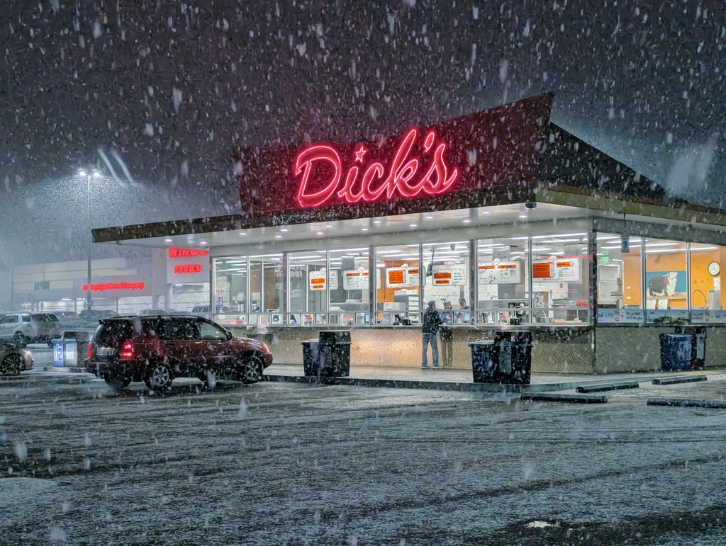 ColeDaigneault's tweet photo. Snow in Seattle.
#wawx https://t.co/aRIMZr0mXE
