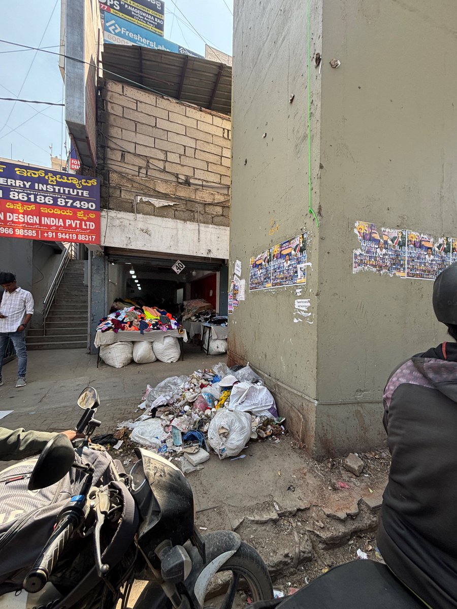 vishalbajpai110's tweet image. Presenting exceptional work by @BBMPofficial in heart of bengaluru city This is from Marathalli bridge #Bengaluru #Karnataka 
@ICCCBengaluru @DKShivakumar @CMofKarnataka 
No proper cleaning at-least in famous city spots