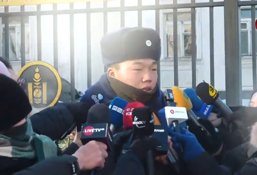 Ёоо бүр дотор зангираад байхын~

Засгийн газар хариуцлага аа үүрээд огцороод өгөөчээ!