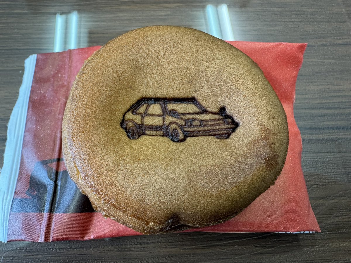 35周年ロードスターをご注文頂きました、お客様が奥様と広島本社に35周年ロードスターの現車を見に行かれたそうです🚗その際にお土産にMAZDA&amp;にしき堂のコラボもみじ饅頭を頂きました🍁ありがとうございます😊会社のみんなで美味しく頂きました😋