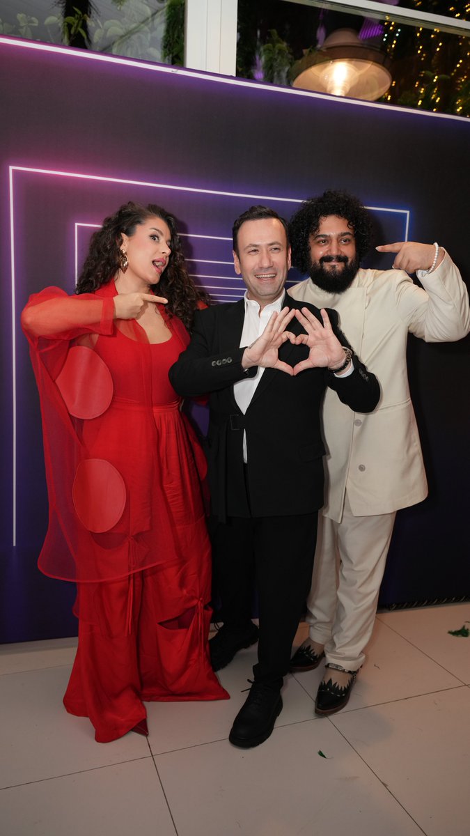 Ünlü iletişim danışmanı Özgür Aras, her yıl ayrı konseptlerde düzenlediği doğum gününü önceki akşam Mövenpick Hotel #İstanbul Marmara Sea’de sanat, iş, cemiyet hayatının önde gelen isimlerinin katılımıyla düğün temasıyla kutladı. 💜😍 <a href="/ozguraras/">ÖZGÜR ARAS</a>