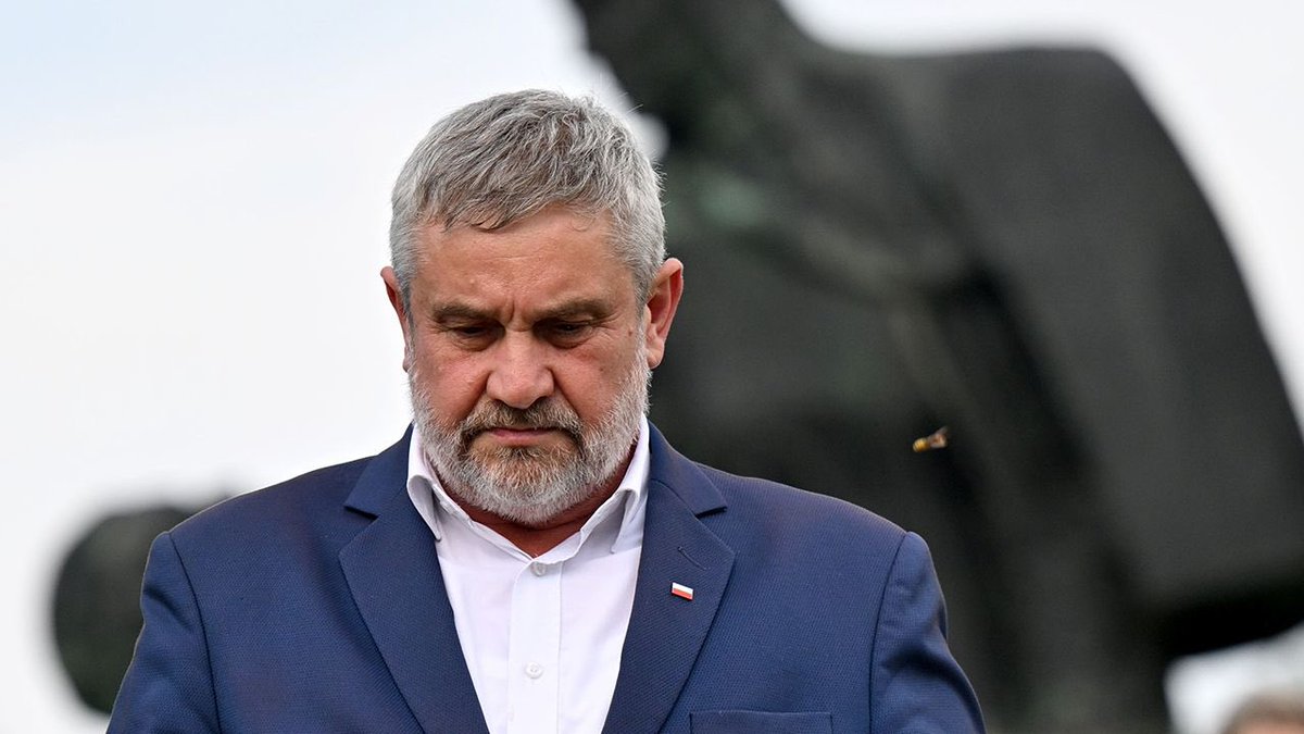 Dzisiaj, o 11:15, odniosę się z w Sejmie do kłamliwych zarzutów prokuratury i CBA wobec mnie i moich współpracowników. Przypominają czasy Stalina, który powiedział: dajcie człowieka, a paragraf się znajdzie. Będę bronił polskich rolników pomimo ataków na mnie. 
Prawda zwycięży.