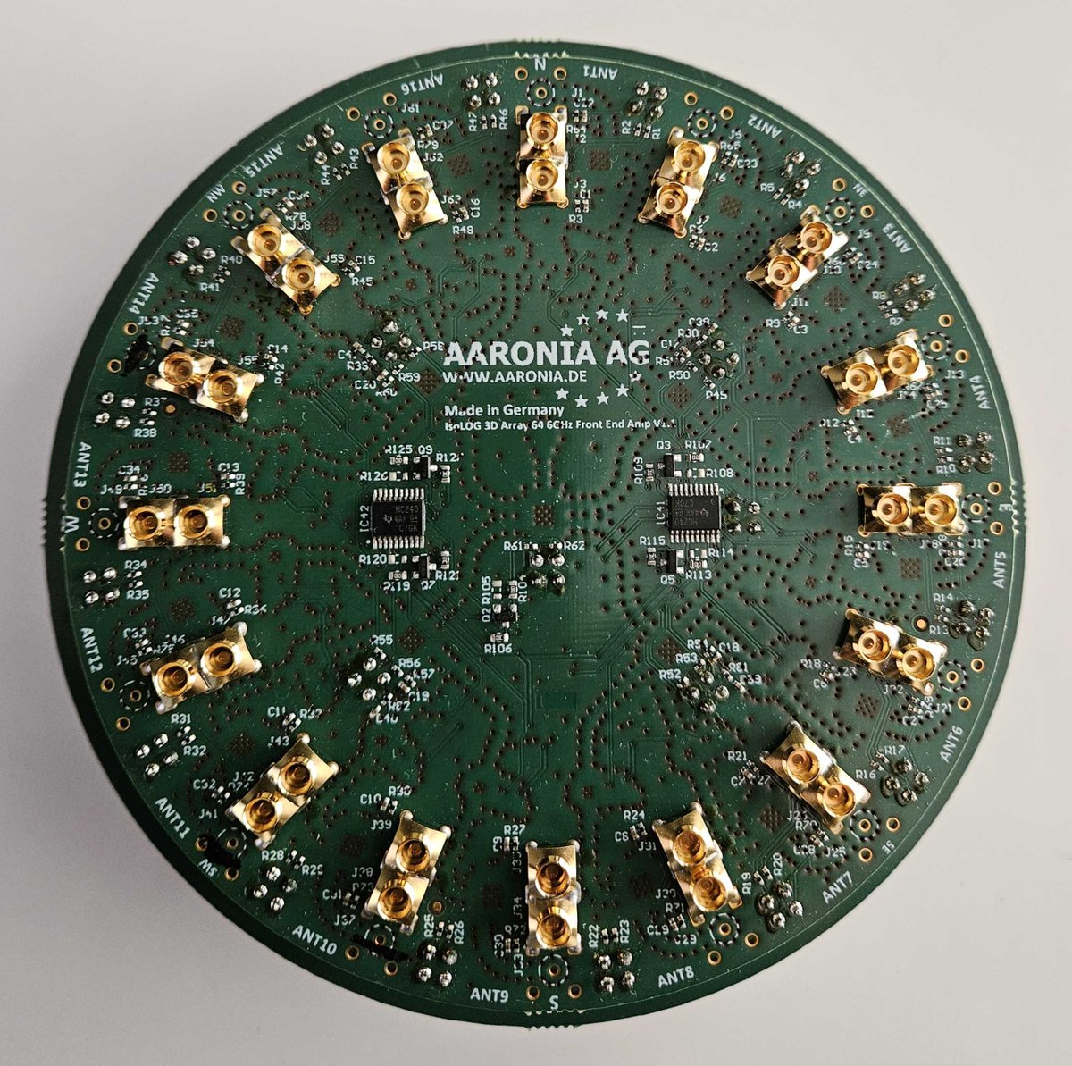 Aaronia_AG's tweet photo. New #IsoLOG FOX 3D RF Tracking Array 32 Channel RF-Switch #pcb
Super fast 8µs tracking speed, up to 40GHz frequency range. Only a single RF output needed.
#Antenna #RF #Tech #SigInt #Aaronia #DirectionFinding #DF https://t.co/AwAjfMmAD7