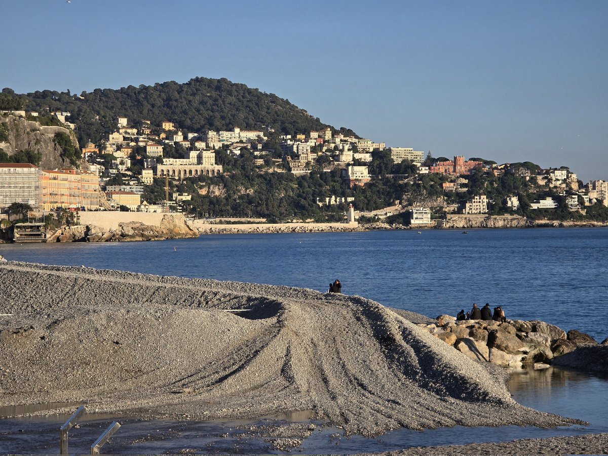 cd_land's tweet photo. #jeudiphoto A Nice, ils font même des pistes de ski avec les galets de la Prom' 😉😜 🌞 (réapprovisionnement après les coups de mer)
#PromenadedesAnglais #galets #ExploreNiceCotedAzur #Nice06
@MetropoleNCA @lesstationsnca https://t.co/9iP5dvzJSe