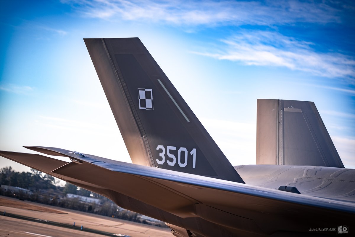 MON_GOV_PL's tweet photo. W Ebbing Air National Guard Base – amerykańskiej bazie lotniczej Gwardii Narodowej w Fort Smith w stanie Arkansas w USA trwa szkolenie polskich pilotów na samolotach F-35A #Husarz. Zapraszamy do galerii #COMCAM @DowOperSZ, która z bliska podglądała naszych lotników.
📸https://t.co/nygiowXpA6