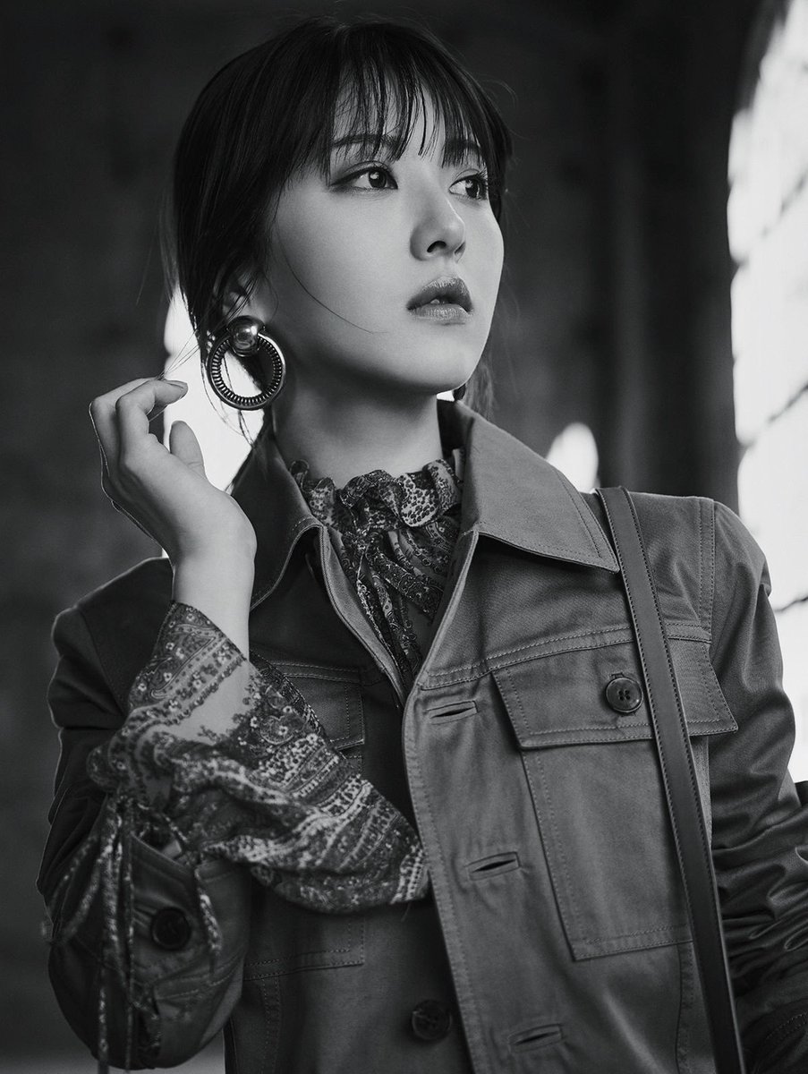 浜辺美波さん写実モノクロ最終値下げ 白黒が決まりそうな写真だと思ったら、やっぱそうだった。純然たる白黒