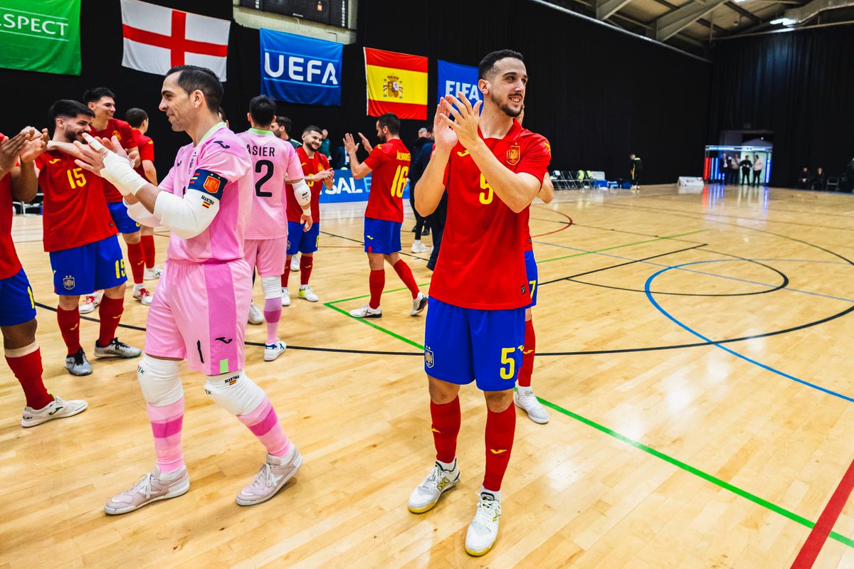 DEPORTEYSALUD4's tweet photo. 🇪🇸⚽️ El jugador molinense Manuel Piqueras debuta con la Selección Española de Fútbol Sala
Piqueras debutó con la selección absoluta en partido oficial y con victoria frente a Inglaterra (0-6).
#orgullomolinense
@AytMolinaSegura
#conservadeldeporte
@DeportesMurcia
@ffrm_es https://t.co/9U3BFxJD3f