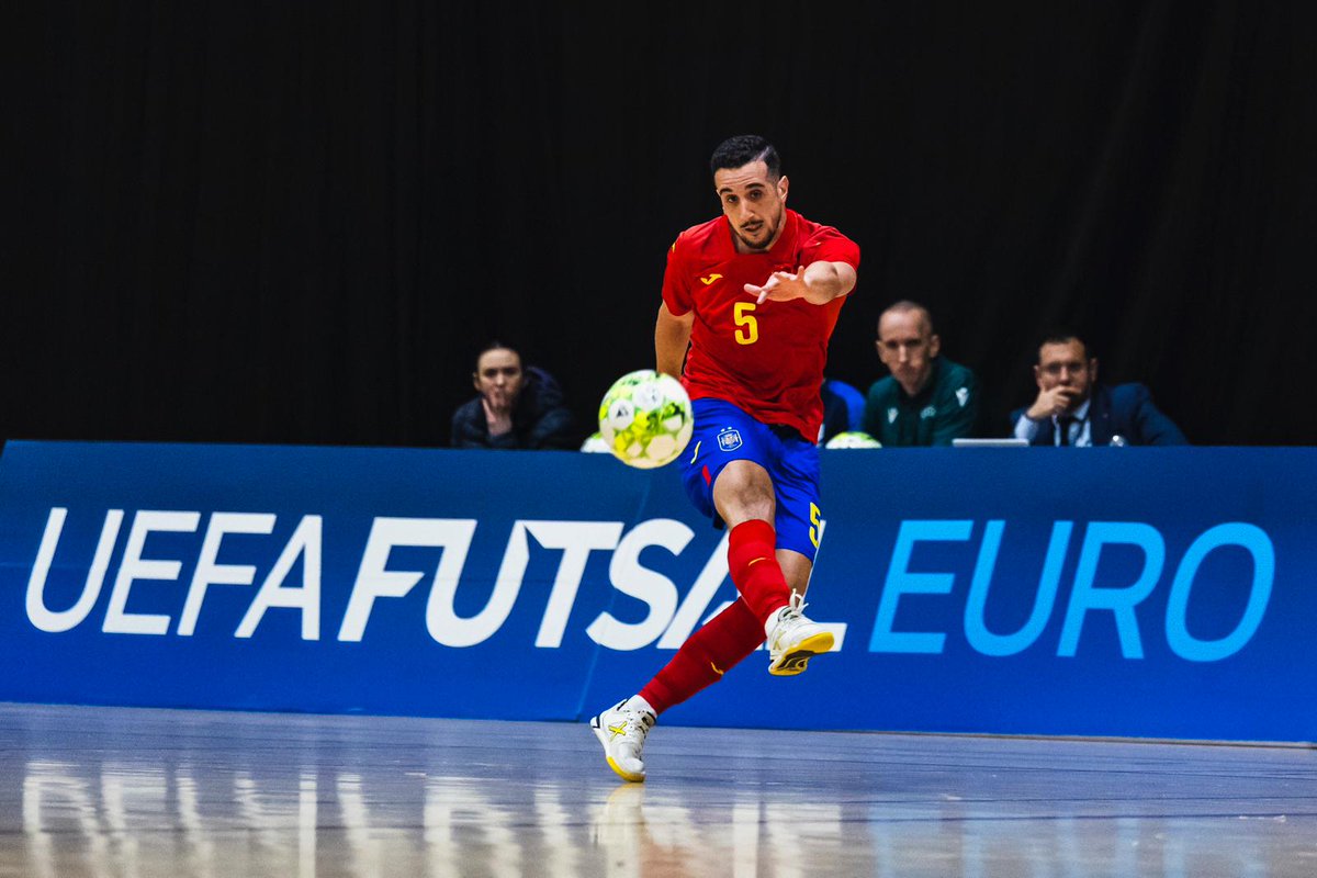 DEPORTEYSALUD4's tweet photo. 🇪🇸⚽️ El jugador molinense Manuel Piqueras debuta con la Selección Española de Fútbol Sala
Piqueras debutó con la selección absoluta en partido oficial y con victoria frente a Inglaterra (0-6).
#orgullomolinense
@AytMolinaSegura
#conservadeldeporte
@DeportesMurcia
@ffrm_es https://t.co/9U3BFxJD3f