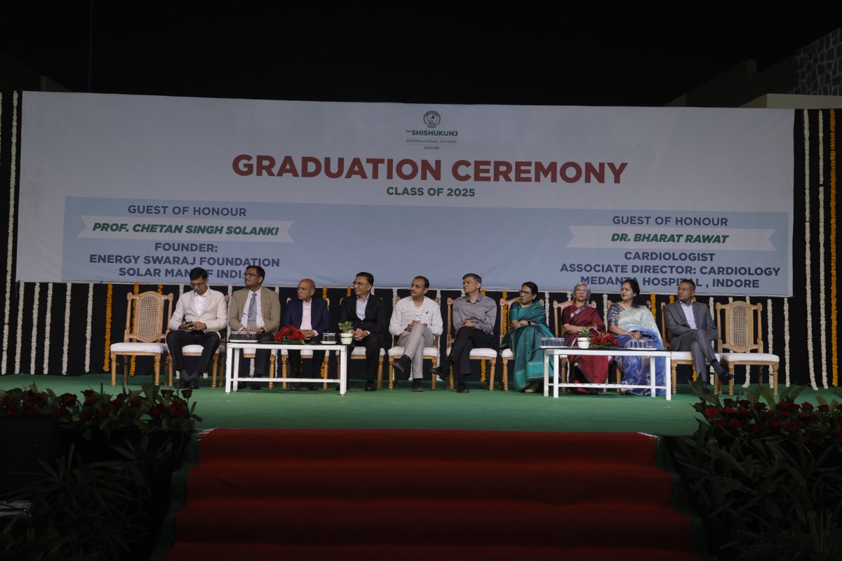 Energy_Swaraj's tweet image. @DrChetanSolanki at the graduation ceremony of
The Shishukunj International School 🏫 🎓

#Indore #graduation #SolarManOfIndia