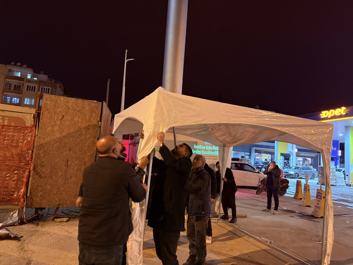 batuhandaskol's tweet photo. Adıyaman Demokrasi ve Birlik Derneği olarak Asrın Felaketinde Yanınızdayız

Ülkemizin yaşadığı büyük felaketin ardından Adıyaman Demokrasi ve Birlik Derneği olarak, vatandaşlarımızın yanında olmak için büyük bir sorumluluk üstlendik. Dernek başkanı olarak şahsım ve yönetim kurulu üyelerimizle birlikte, depremden etkilenen hemşehrilerimize destek olmak adına sahada aktif bir şekilde çalıştık.

Bu süreçte, çay, kahve ve çorba ikramında bulunarak, çadır kurmak isteyen vatandaşlarımıza yardımcı olduk. Geç saatlerde ulaşım sorunu yaşayan hemşehrilerimizin güvenli bir şekilde istedikleri noktalara ulaşmalarını sağladık. Zor zamanlarda dayanışmanın ne kadar önemli olduğunun bilinciyle, hiçbir vatandaşımızı yalnız bırakmadık.

Allah, vatanımızı ve milletimizi böylesine büyük felaketlerden daim olarak korusun. Bugün, birlik olma, acıları paylaşma ve Adıyaman’ımızı daha güçlü yarınlara taşıma günüdür. Adıyaman Demokrasi ve Birlik Derneği olarak, her zaman vatandaşlarımızın yanında olmaya, birlik ve beraberliği pekiştirmek adına sahada aktif rol almaya devam edeceğiz @MetinerBasin @ahmetkrkyl @Ahmet6655720602 @AkdulumAhmet1 @dembirderkahta @dembirderadyman @yusufaslan_02